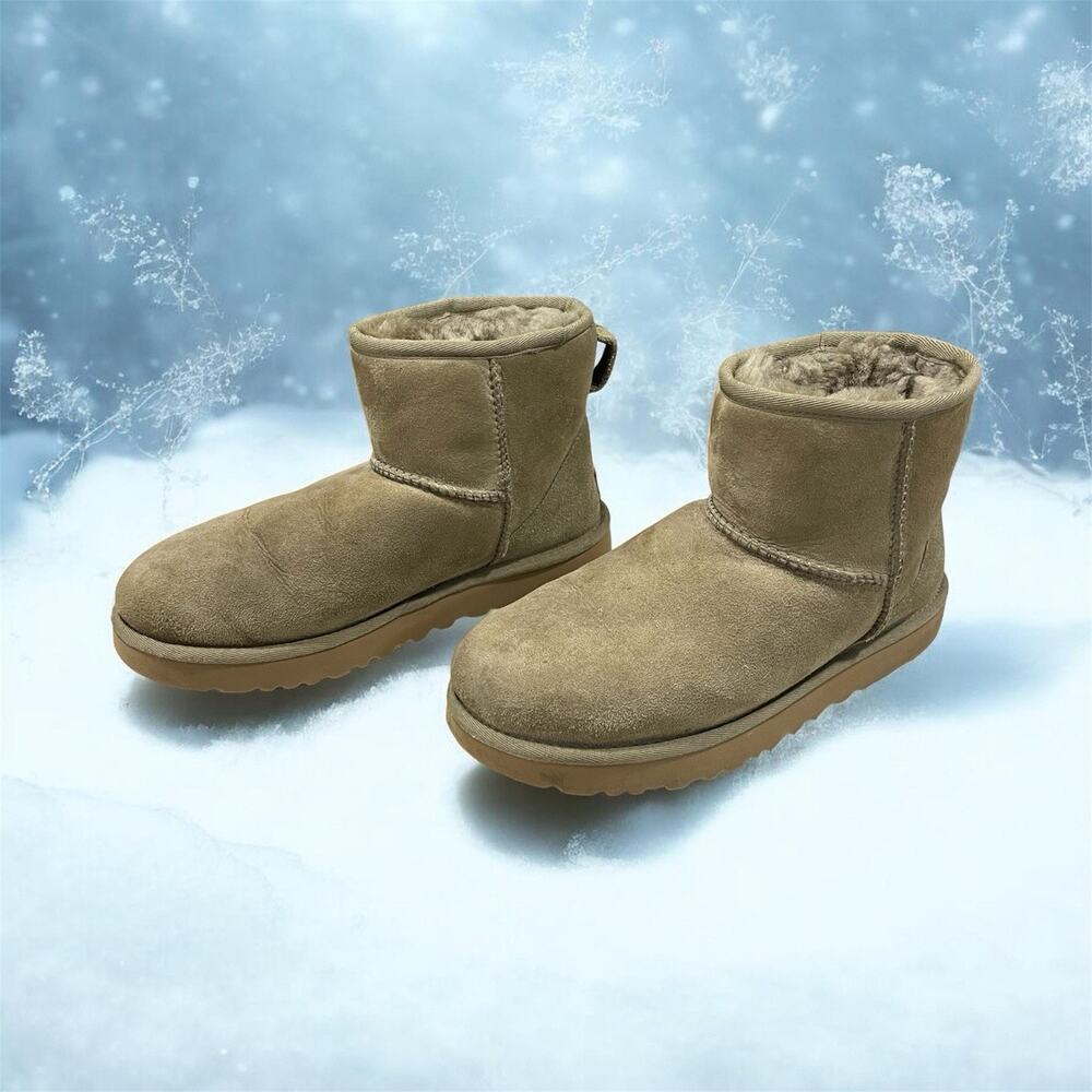 UGG Classic Mini II Genuine Shearling Boots Brown Women’s Size 8 Winter Comfort